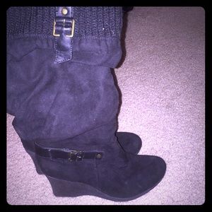 Winter boot with wedge heel. Sock boot heel